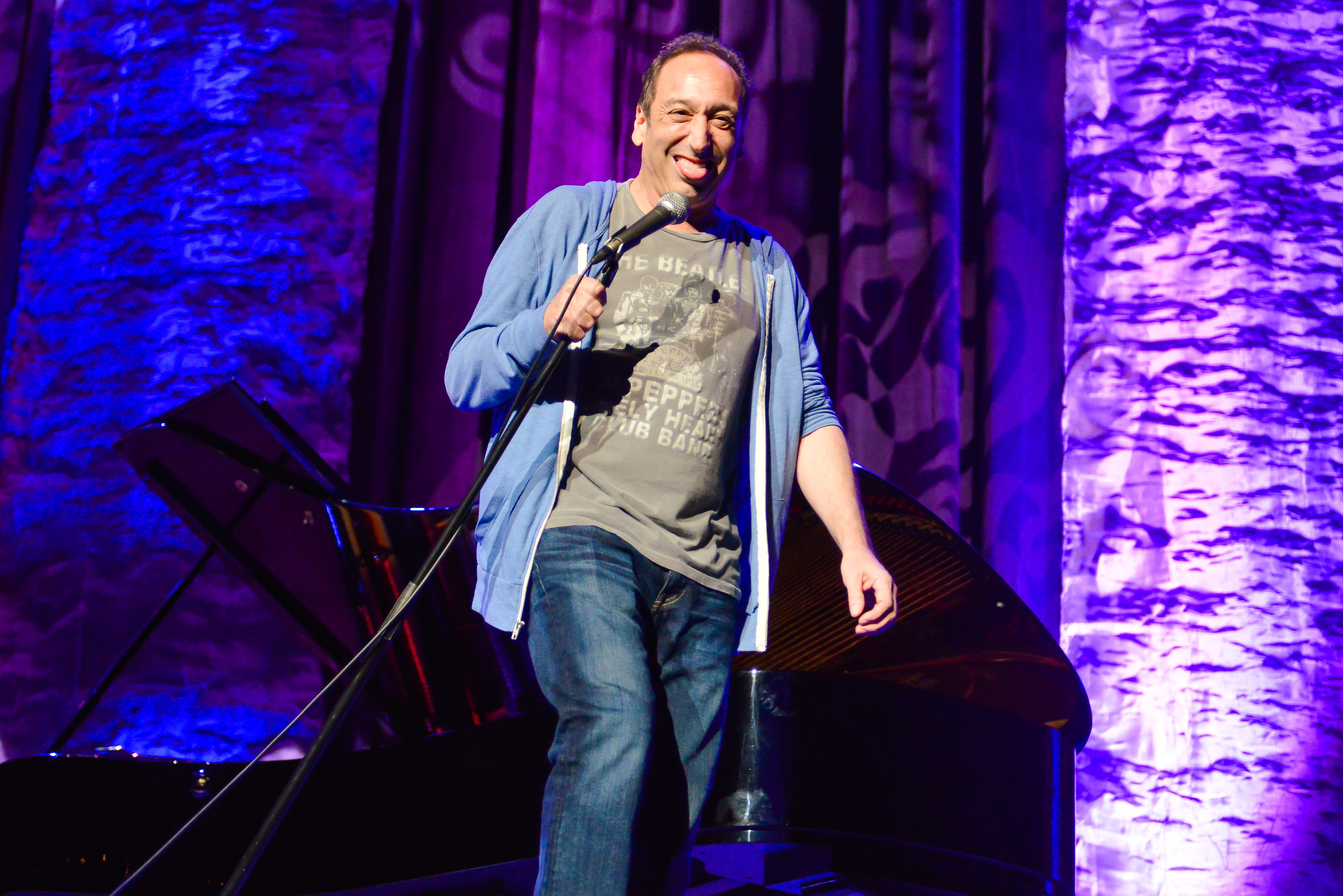 Jeremy Hotz performing