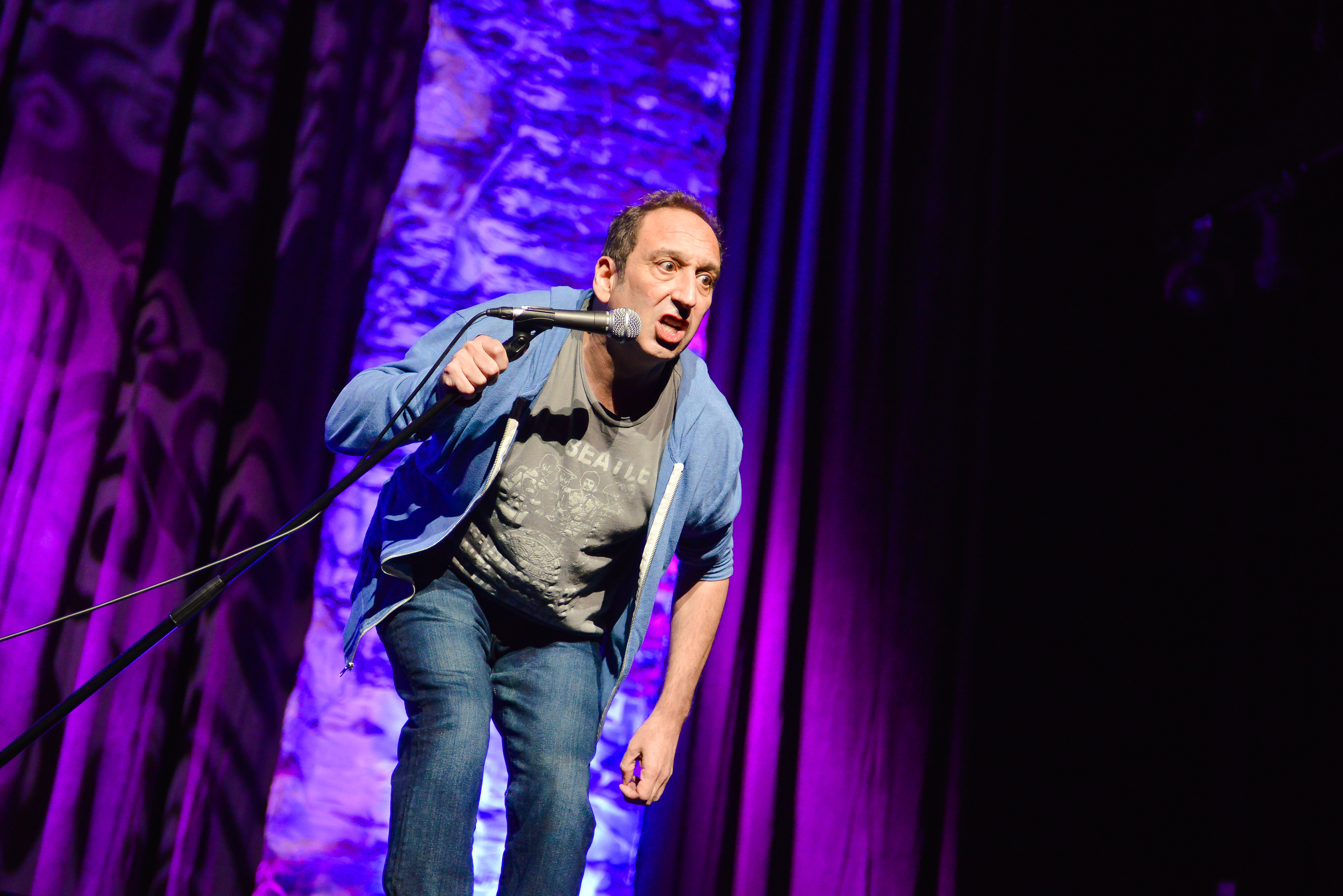 Jeremy Hotz performing