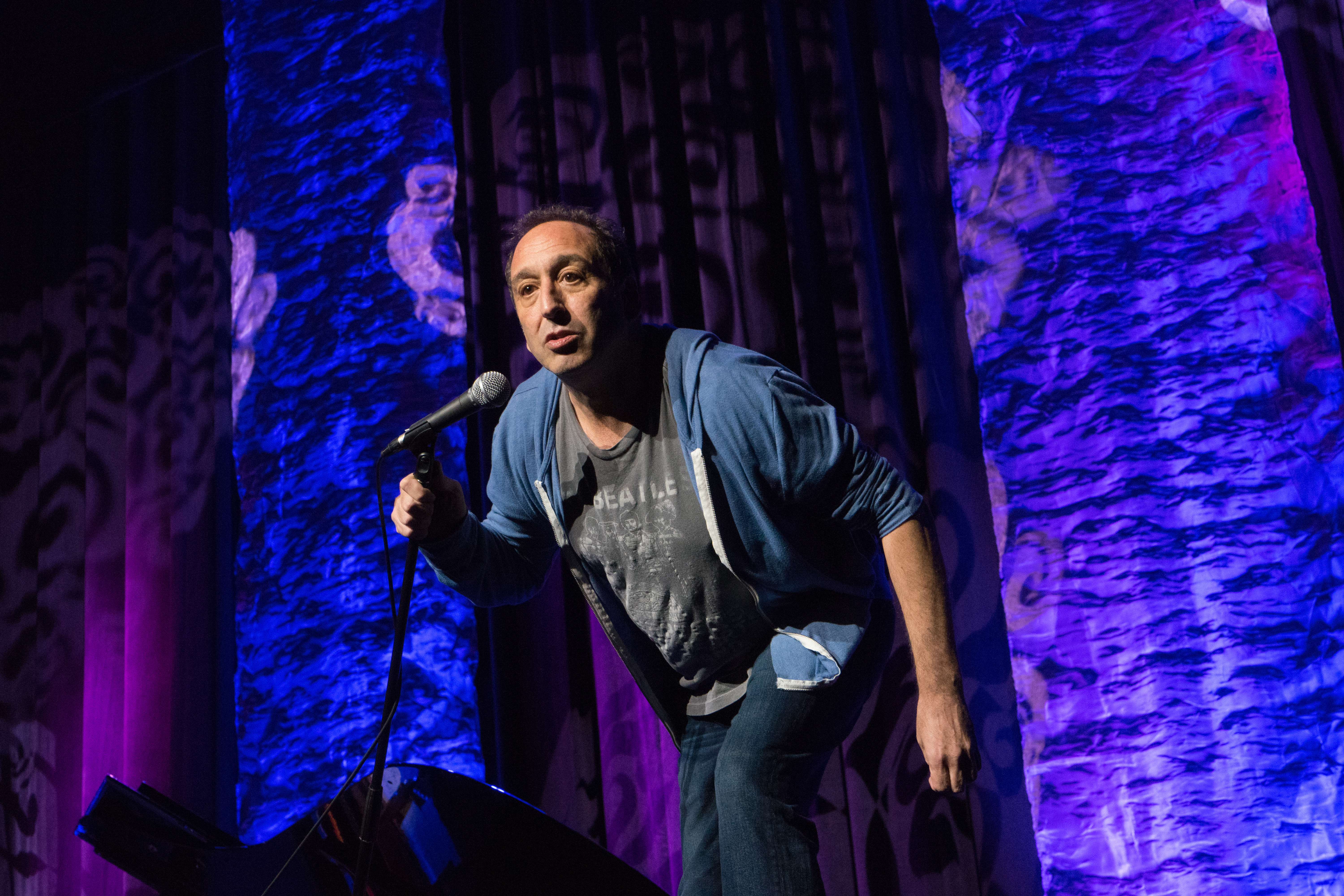 Jeremy Hotz leaning on stage